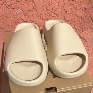 Yeezy Slide Bone FZ5897. Size 6.